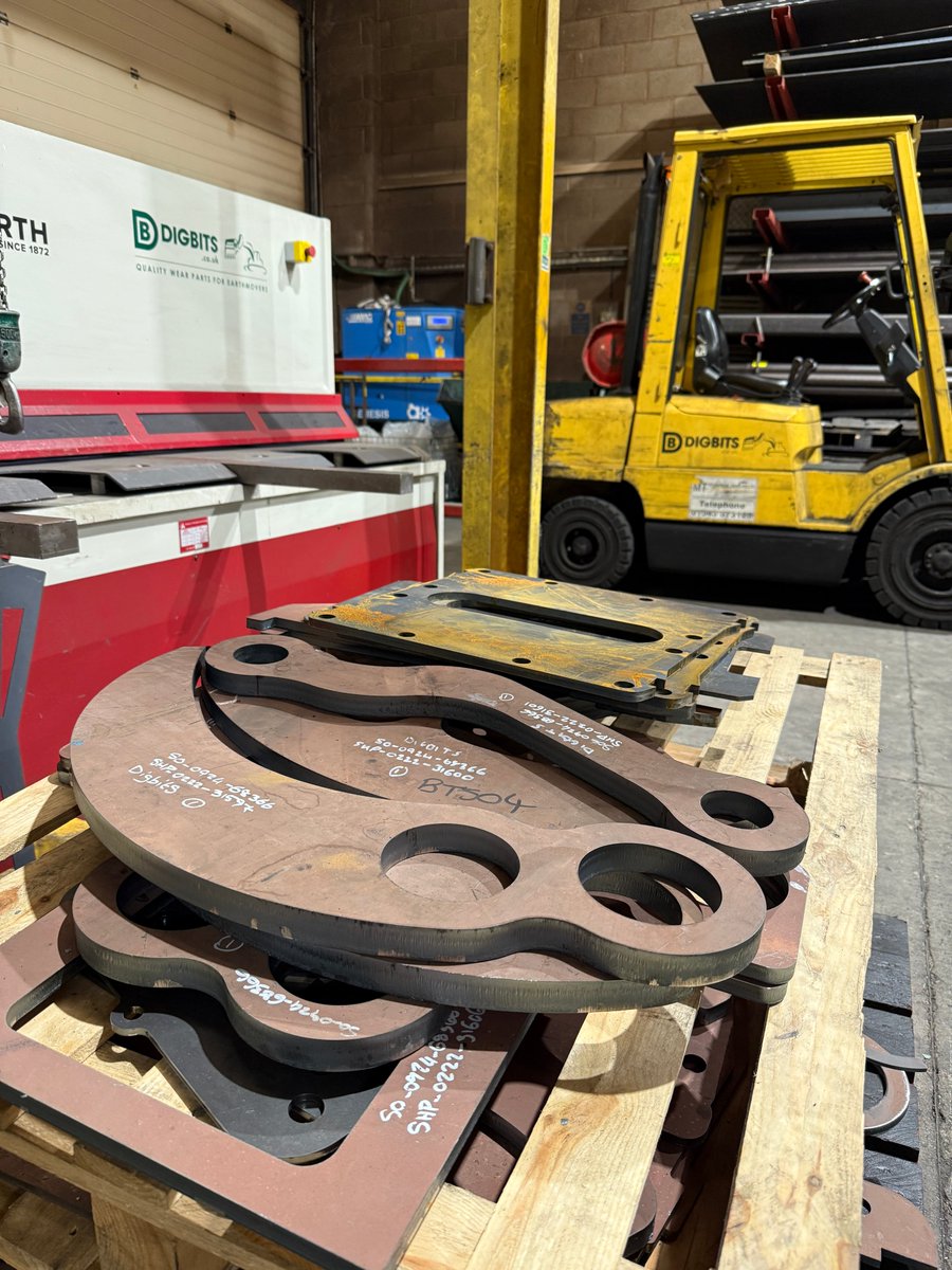 DIG_BITS's tweet image. More excavator tree shears going into build. Plenty of tasty Hardox® 450 plate in the recipe!

Browse the range 👉:digbits.co.uk/tree-shears.ht…

#treeshear #excavatorattachments