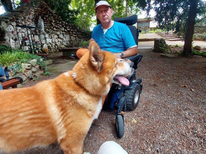 GossipRoomOff's tweet photo. 🚨 Patrick, 65 ans, est accidentellement tombé à l’eau avec son fauteuil roulant dans le Haut-Rhin, ce vendredi 27 septembre. Son chien Jack a immédiatement réagi, alertant un passant en aboyant, ce qui a permis à Patrick d’être secouru à temps.

Patrick n'en doute pas une seconde : si Jack n'avait pas été là, il se serait noyé. "Je suis resté dans l'eau 15 minutes avant qu'une première personne passe par là. Si j'étais resté au milieu, j'aurais paniqué, j'aurais coulé." Très reconnaissant, Patrick a salué l’intelligence et la fidélité de son chien, qui a instinctivement compris qu’il était en danger. 

Cette belle histoire de loyauté canine montre à quel point les chiens peuvent être des héros au quotidien ! 👏🧑‍🦽🦮 (via L’Alsace)