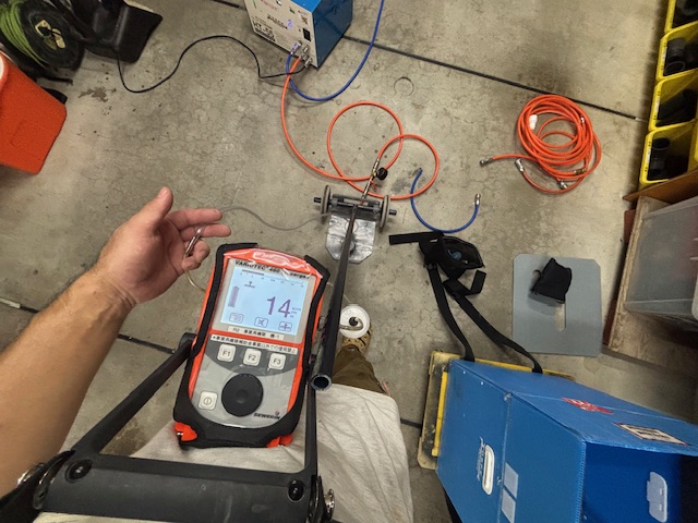 ospktoyonaka's tweet photo. OFRAC(ガクセイフォーミュラ)の皆から学んだこと。
無いものは手と頭をフルに使って作ればいい!
#カーペットプローブ作成
#水素式漏水探索
#OSPK https://t.co/myzMMFtmXp