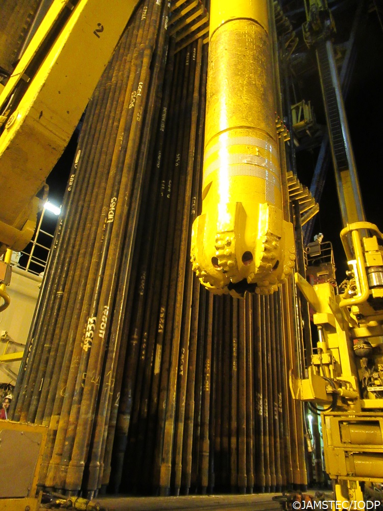 Chikyu_JAMSTEC's tweet photo. 10/3 (Thu) Onboard equipment maintenance is complete. #Chikyu begins lowering the SD-RCB (Small Diameter Rotary Coring Barrel). #JTRACK scientists now focus on collecting continuous geological core samples from the #JFAST drilling site.
https://t.co/Dj1joxA6q6
#IODP #JAMSTEC https://t.co/TaxM1nylWp