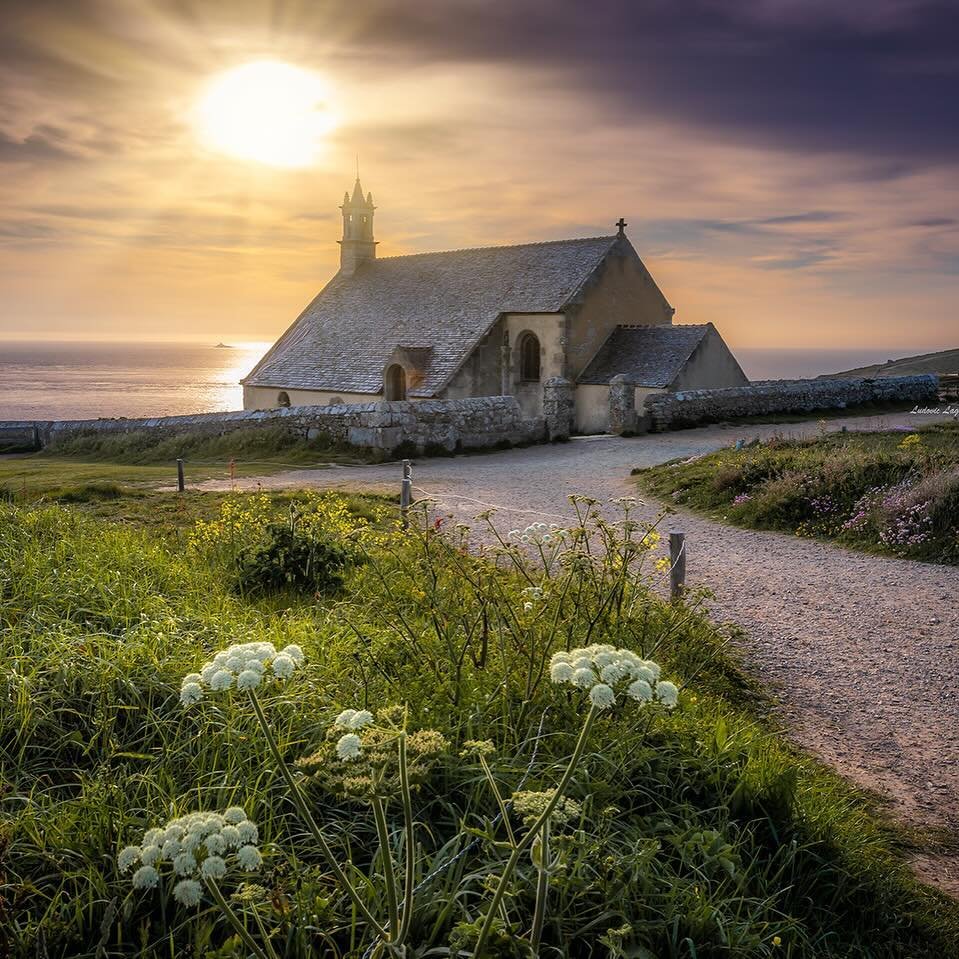 Douce lumière de fin de week-end sur la Pointe du Van 🍂

📸 Merci Ludovic Lagadec  pour cette photo !

👉 Vous aussi, taguez vos photos #labreizhvibes sur Instagram pour être reposté sur notre compte 😉

#pointeduvan  #bretagne #finistere #sunset
#bretagnetourisme