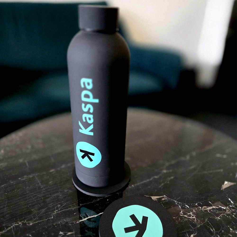The new #Kaspa drinking #bottles made of recycled stainless steel are here. With a capacity of 500 ml and a #vulcanized soft-touch surface in matt black, they are the perfect companion for on the go. Orders in #Uptoper or #Moonvember also receive a #free coaster.