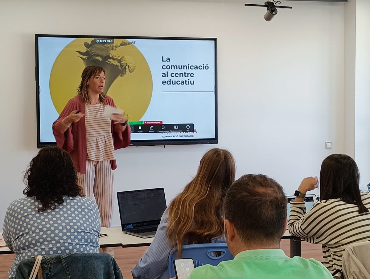 FECC_educacio's tweet photo. 🚀Comencem el monogràfic “Comunicació eficient a l’escola” amb @Nuria_Mora_L , que ens explica que “a l’escola tots som comunicadors” i cal connectar amb el concepte i la necessitat de comunicar 🗣️
#monogràficsFECC https://t.co/jxW3meMzXQ