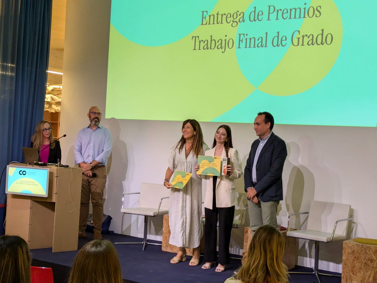 📢📺@economicasua presente en el IV Día de la Comunicación Eficaz organizado por @colpublirpcv, donde se premiaron los mejores TFG de Publicidad y Relaciones Públicas de la Comunitat Valenciana.
🤩🏆¡Enhorabuena a Andrea Saura Baeza y a su tutora @ireneramossoler por el galardón!