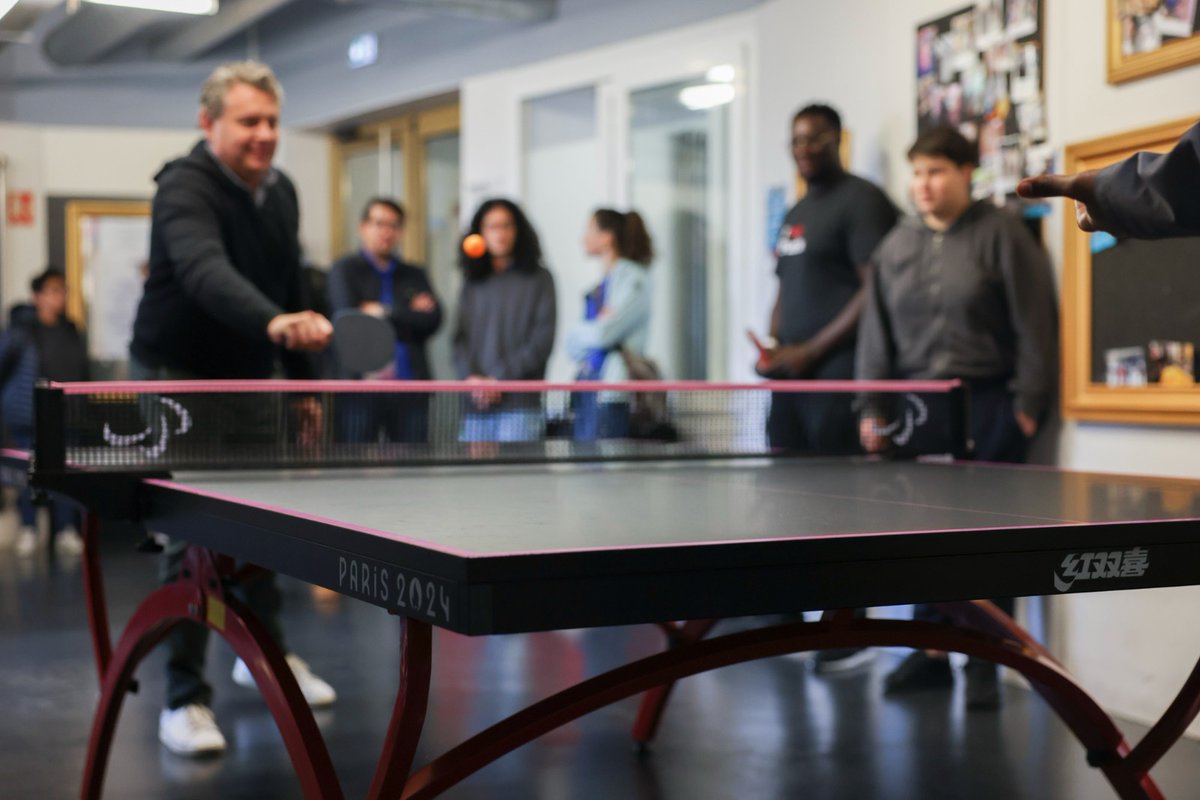 EricLejoindre's tweet photo. Merci à Lepic Populaire qui a fait don  d’une table des Jeux de @Paris2024, donnée par la @ffttofficiel, à l’Espace Jeune la Villa avec la volonté de garder cette table à #Paris18 ! 
On espère de beaux moments de partage et de belles rencontres sportives autour de cette table 🏓 https://t.co/M7VVHo5Tes