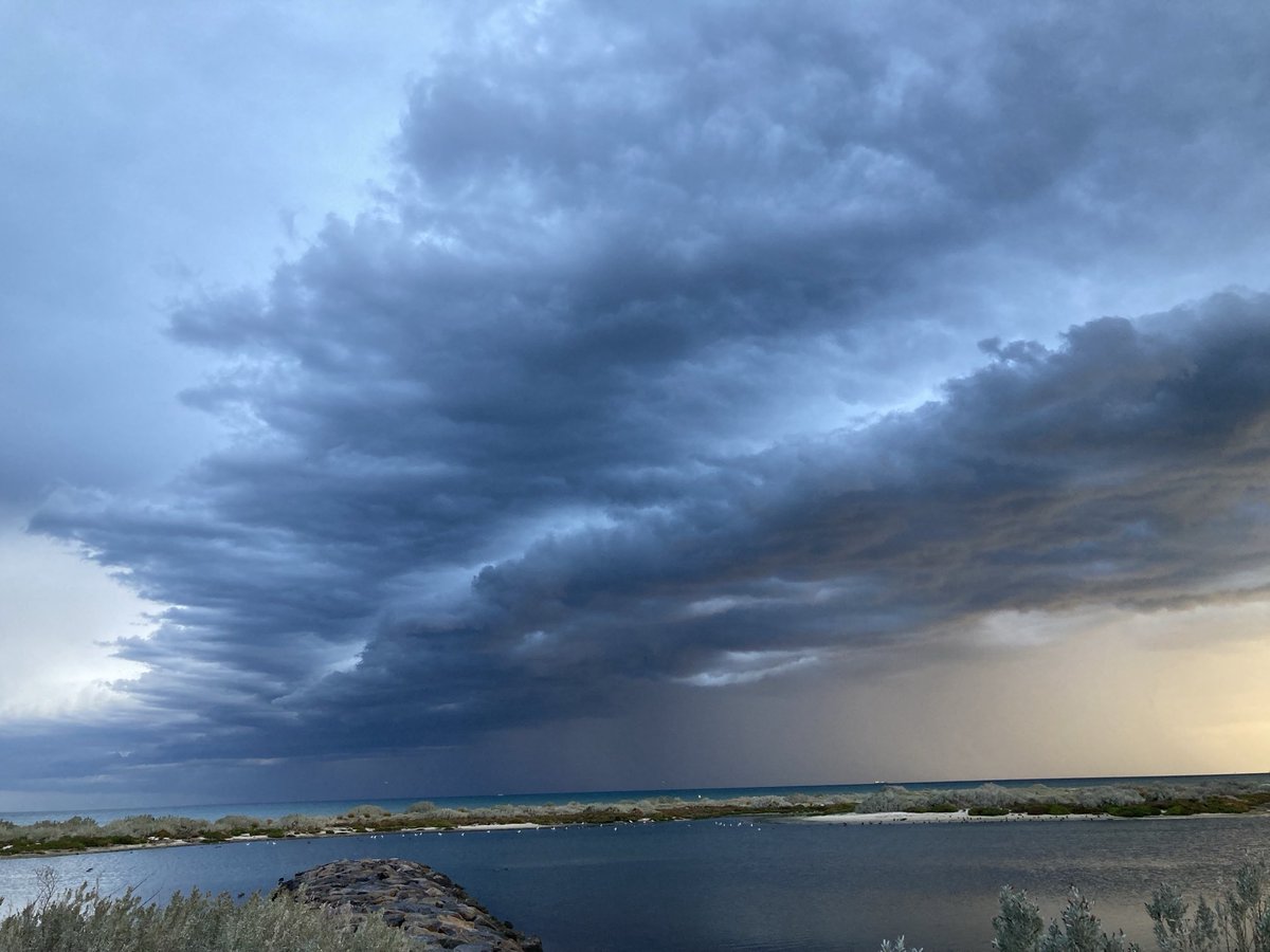 mantis07's tweet image. Storm over Port Phillip from Altona Beach a few minutes ago #melbourneweather