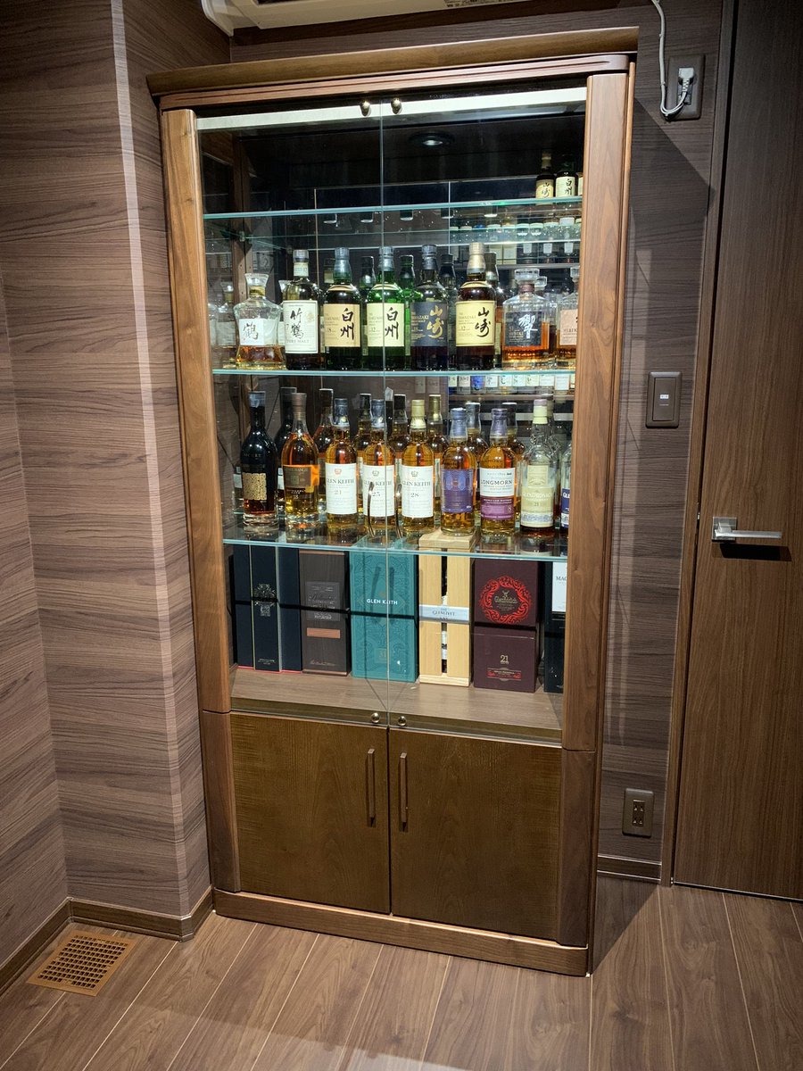 you48216710's tweet photo. 夢のホームバー🥃

8割完成ってところでしょうか！
控えめに言って最高です😆🙌

ウイスキーを飲み始めて約8年！
まだまだ楽しんでいけそうです😉

記念すべき今日の1杯目。
GORDON&amp;MACPHAIL GLENLIVET 1993 28years

1番好きなウイスキーをいただきます👍 https://t.co/ZeAeMSCYvD