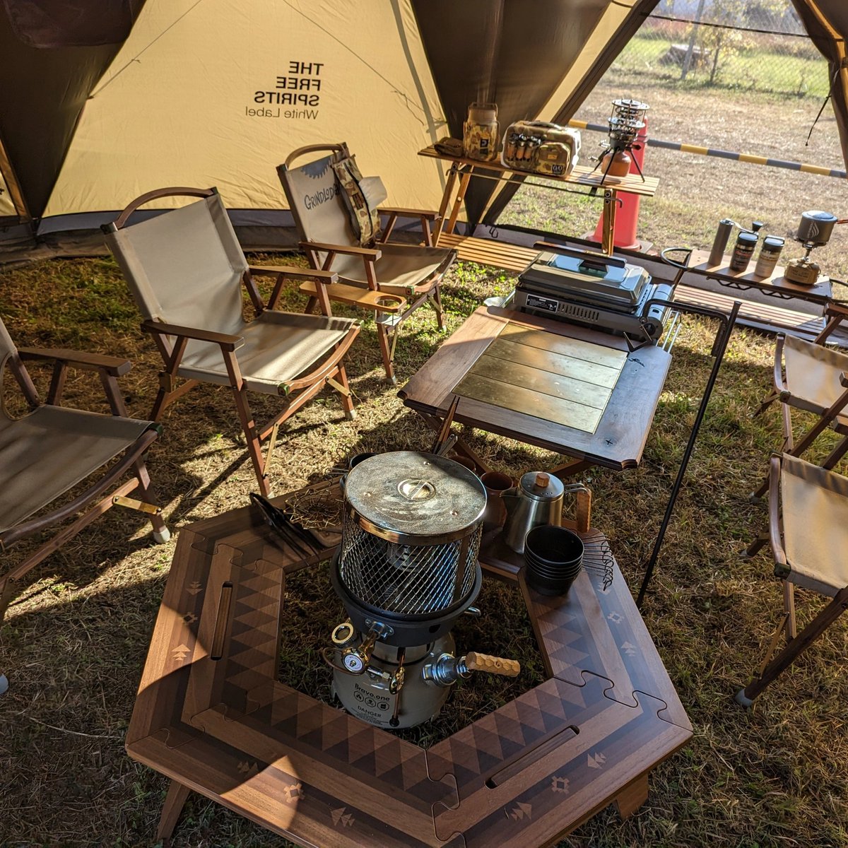 camp_no_mori's tweet photo. 秋キャンプの極意!ソロ・デュオで自然と一体になるための必須ギアと過ごし方
https://t.co/svyJvzzODZ プロフィールからブログへ来ていただけると大変喜びます🤩
#weknowenough
#NANGA
#ヘリノックス
#キャンプ
#アウトドア
#ソロキャンプ
#デュオキャンプ
#スノーピーク
#コールマン
#ユニフレーム https://t.co/J7NY83SJj2