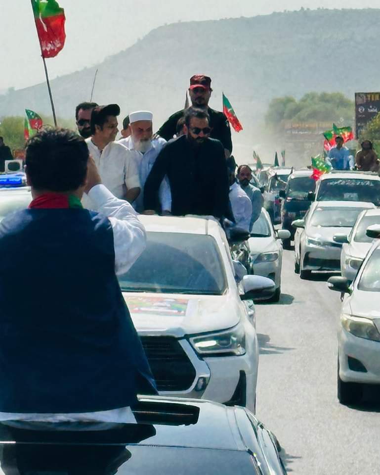 شہریار خان آفریدی کے شہر کوہاٹ سے آفتاب عالم اور شفیع جان کی قیادت میں عظیم الشان قافلہ اسلام آباد D chowk کی جانب روانہ
#خان_کے_دیوانے_تو_نکلیں_گے
<a href="/TeamPakPower/">Team Pakistan Power</a>