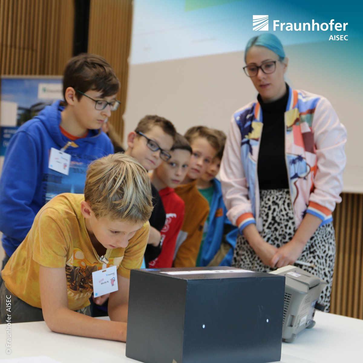 FraunhoferAISEC's tweet image. #Cybersicherheit spielerisch: Zum Aktionstag #TürenAuf der »Sendung mit der Maus« schauten gestern über 100 Kids bei uns hinter die Kulissen der #Cybersicherheitsforschung. Code-knacken, Deepfakes entlarven und Nachrichten sicher versenden!
Mehr: aisec.fraunhofer.de/de/presse-und-…