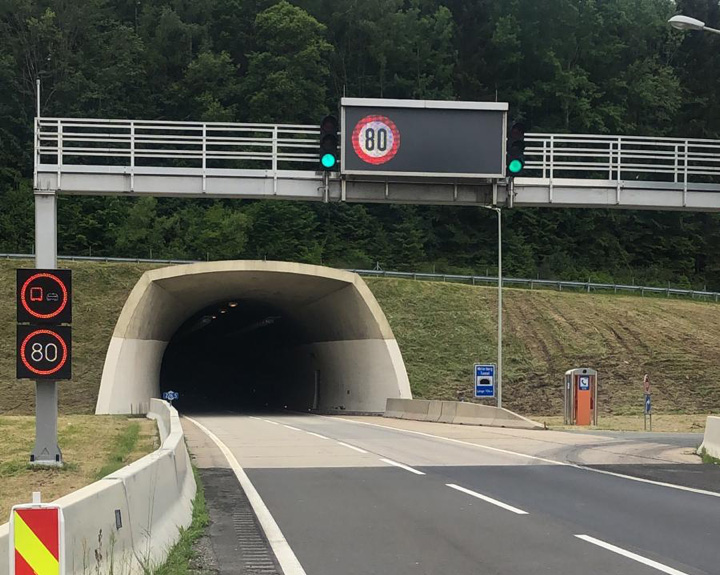 ⛔ Vier Nachtsperren der A 2 Tunnelkette Pack ab 7. Oktober, jeweils von 20 bis 5 Uhr, für umfangreiche Wartungsarbeiten. Die Umleitung führt ab ASt Mooskirchen bzw. Packsattel über die B 70. 
ℹ Details zu den Arbeiten: sohub.io/thz9