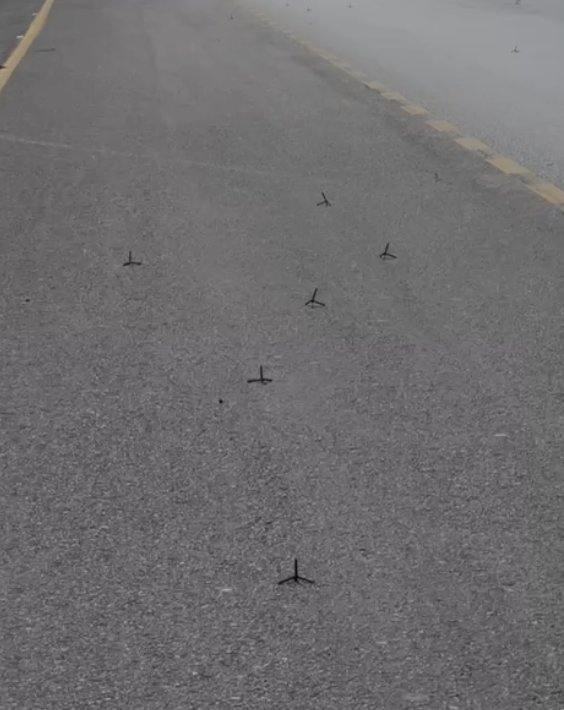 پختون خواہ سے آنے والے قافلوں کو روکنے کیلئے سڑک پر جا بجا ایسی کیلیں رکھ دی گئی ہیں تاکہ گاڑیاں پنکچر ہوں۔
احتیاط سے آئیں ثابت قدمی سے آئیں اللہ کی امان میں رہیں۔
#خان_کے_دیوانے_تو_نکلیں_گے