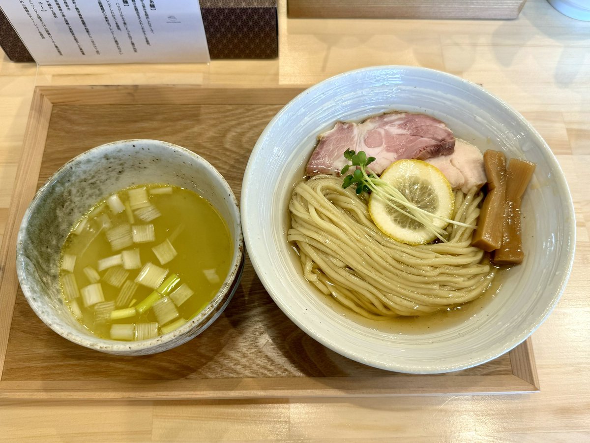 heyjoe2006's tweet photo. HONJO NOODLE HOUSEにて昆布水つけ麺塩。昆布水は濃密トロンで粘度が凄く麺はコシ強めです。つけ汁は鶏に貝の滋味深さがあり上品。豚鶏2種のチャーシューも質が良いです。外観やレモンからYOKOKURAインスパと思いますが、つけ汁は結構オリジナル。姉妹店と噂されるKUMAGAYA RAMEN STANDは無関係です。 https://t.co/ksCmp9Aw0B