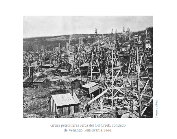 Capitan_Swing's tweet photo. Petra oleum, haciendo daño y dinero desde su descubrimiento moderno.

«Las primeras perforaciones de pozos petrolíferos productivos en el Nuevo Mundo se produjeron en 1858 en Enniskillen, Ontario. A estas siguieron las mucho más conocidas de Titusville, Pensilvania, en 1859. Tras ello, se asumió con optimismo que el petróleo (un neologismo que significa «aceite de roca») debía ser muy valioso. Sin embargo, igual que el bitumen durante el mismo periodo (o las empresas de internet en la actualidad), nadie sabía bien cómo manejarlo o monetizarlo. Tan escaso era el conocimiento acerca de esta sustancia apestosa, viscosa e iridiscente que, hasta 1860, la gente lo bebía, se daba friegas por el cuerpo, retrocedía ante el hedor y tiraba al río lo que sobraba. Eso no impidió que se embotellara y se vendiera. El «aceite Seneca» estaba recomendado para quemaduras, cardenales, esguinces y heridas. «Penetra, purifica, calma y cura», aseguraba un entusiasta. «Déselo al niño con tos perruna».

Sin embargo, hubo un grupo de químicos que vio el potencial de combustión del petróleo. También lo vieron los especuladores. Tras el legendario descubrimiento del «Coronel» Edwin Drake en agosto de 1859, las granjas que rodeaban Titusville comenzaron a venderlo por sumas desorbitadas. Se cavaron tantos pozos, tan rápido y tan cerca unos de otros, que parecía que los terrenos de la zona habían empezado a producir, de repente, inmensos cultivos de grúas de madera».

@JohnVaillant en El tiempo del fuego. Historia de un incendio en un mundo más cálido.
