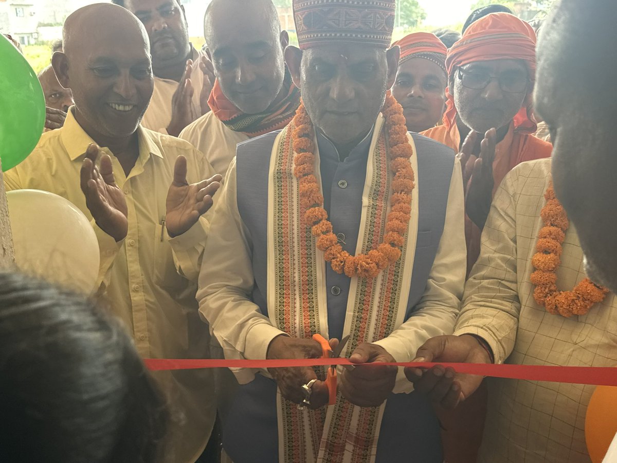 GirishTiwaribjp's tweet photo. विधानसभा सलेमपुर के लार, बौली स्थित एस. एस. डी. इंटर कॉलेज में नये कंप्यूटर इंस्टिट्यूट का शुभारंभ किया, साथ में भाजपा नेता जयनाथ कुशवाहा जी, प्रबंधक बलवीर दादा जी, अरूण सिंह जी एवं फाफा सिंह जी उपस्थित रहे ! https://t.co/X9MzL2qWxg