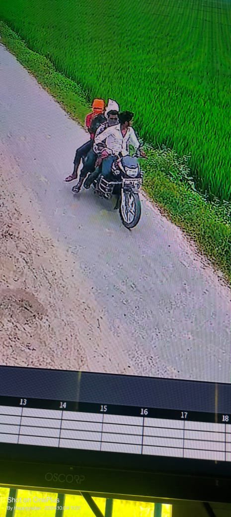 TrueStoryUP's tweet photo. वीडियो UP के देवरिया की बताई जा रही है। वीडियो में दिख रहा है 4 मनचले एक ही बाइक पर सवार है.. कोचिंग जा रही 2 साइकिल सवार लड़कियों को दबोचने की कोशिश करते है.. एक लड़की खेत में गिर जाती है। @DeoriaPolice का कहना है की FIR दर्ज कर ली गई है। उम्मीद है जल्दी ही इलाज के साथ इन मनचलो की वीडियो जारी होगी।