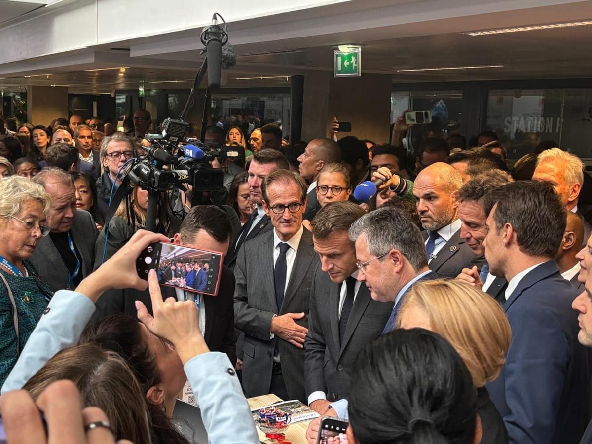 IBivolaru's tweet photo. Honorée par la visite d’@EmmanuelMacron à notre stand «Roumanie-Rejoignez l’innovation» au #FrancoTech en marge du XIXe #SommetdelaFrancophonie à @joinstationf.
L' événement sous le haut patronage du President 🇫🇷 réunit + de 150 participants du 🌎 entier.
#MEdu @upb1818 #UASMV https://t.co/n8aFD4ROew