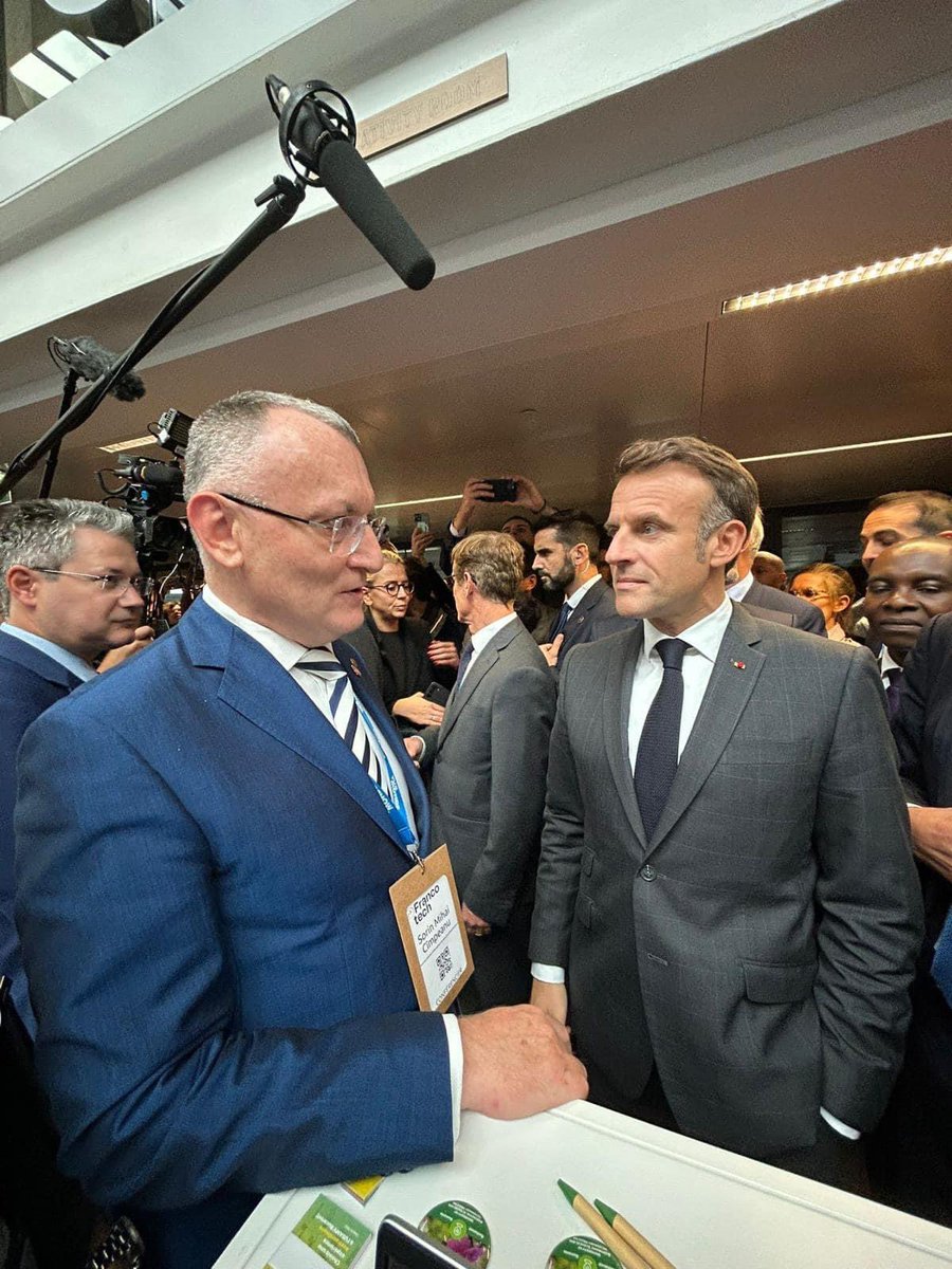 IBivolaru's tweet photo. Honorée par la visite d’@EmmanuelMacron à notre stand «Roumanie-Rejoignez l’innovation» au #FrancoTech en marge du XIXe #SommetdelaFrancophonie à @joinstationf.
L' événement sous le haut patronage du President 🇫🇷 réunit + de 150 participants du 🌎 entier.
#MEdu @upb1818 #UASMV https://t.co/n8aFD4ROew