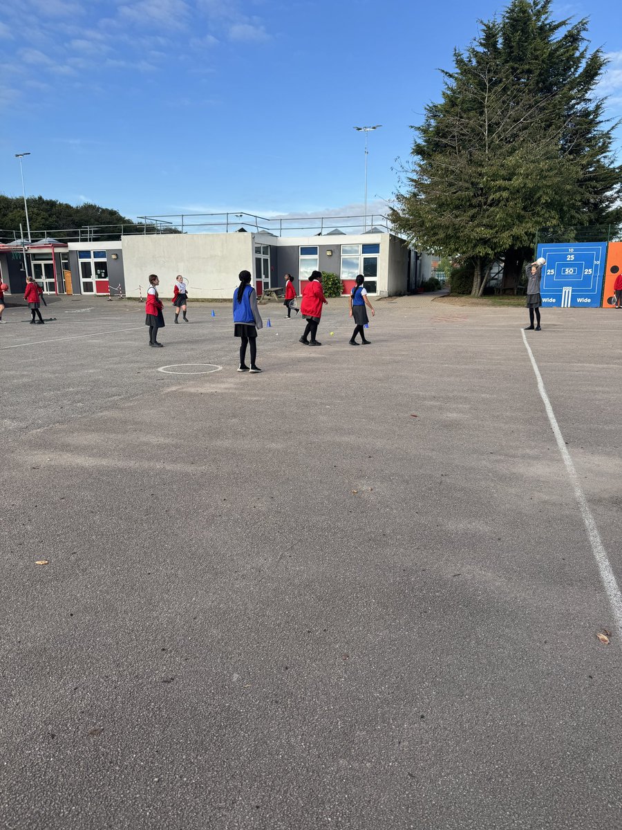MissByrneCTS's tweet photo. Enjoying the crisp weather with some extra PE on a Friday morning! @CTS_Watford @headcherrytree #CTSPE https://t.co/12qd5Ewrud