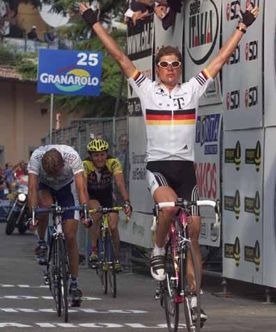 unclecycling's tweet image. In 2001, doped Jan Ullrich smashed the local dopers Francesco Casagrande and Davide Rebellin during Giro dell’ Emilia. 

It was the first time that pro cyclists climbed the San Luca ramps and an Ulle without beers in his stomach made a time of 6:01 in this classic climb.

In…