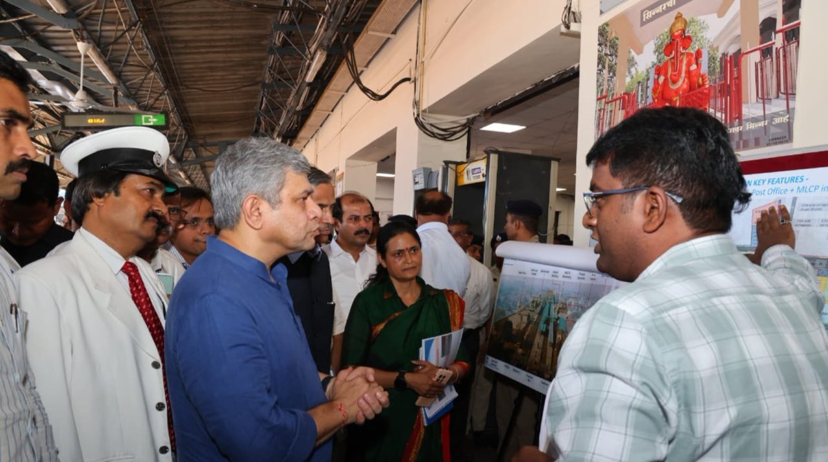 RailMinIndia's tweet photo. Hon’ble MR Shri @AshwiniVaishnaw interacts with ‘Railway Sahayaks’ and acknowledges their service to passengers; followed by a review of the redevelopment work going on at the Nasik Road Railway Station, Maharashtra.
#AmritStations https://t.co/HiauW5uB7c