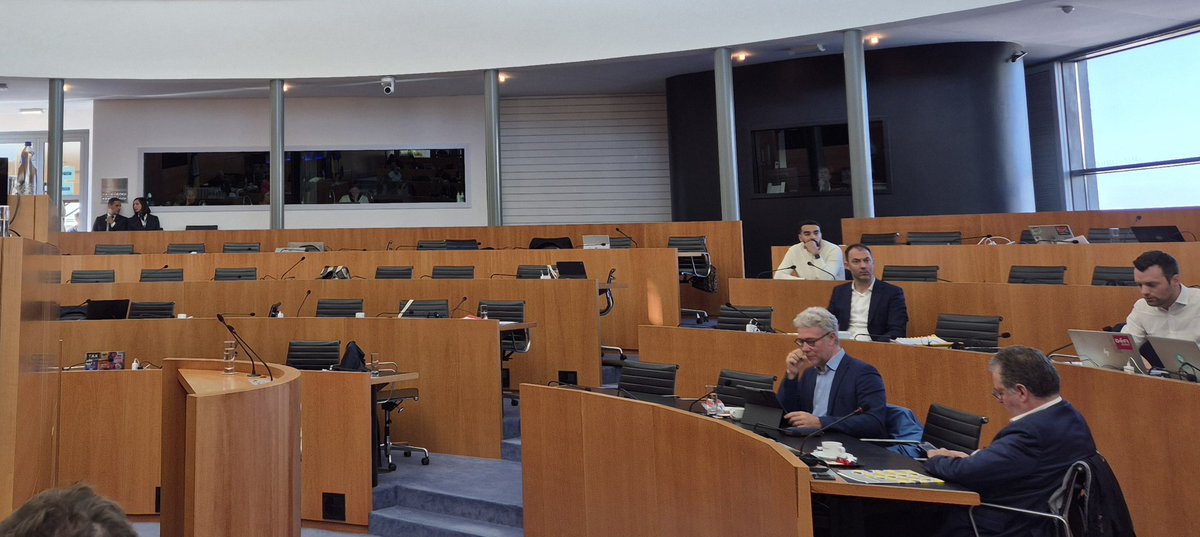 Élke keer <a href="/vlbelang/">Vlaams Belang</a> het woord neemt, verlaten de grote linkse democraten tegelijk de plenaire vergadering in het Brussels Parlement. Een beschamende, kleuterachtige vertoning.