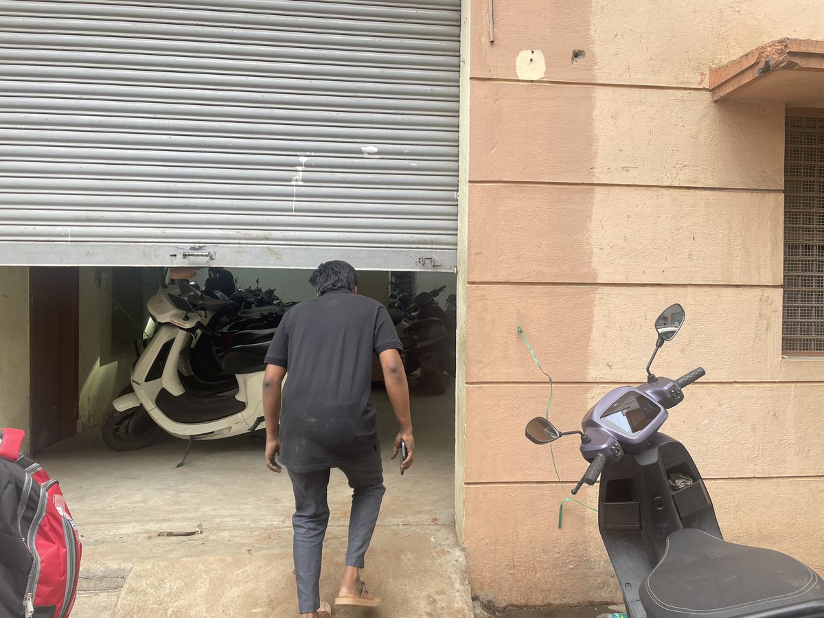 PuneethCpp's tweet photo. OLA HYPER SERVICE😂 another joke from@OlaElectric 
Here is 2 practical ex at ola Sunkadakatte

02/10/24 Ticket #05472384: Service center closed.

04/10/24 Ticket #05505702: Service center not allowing anyone inside and shutter closed
@NDTVProfit @olablrclub @bhash @ola_paparazzi https://t.co/oCp53kSLHa