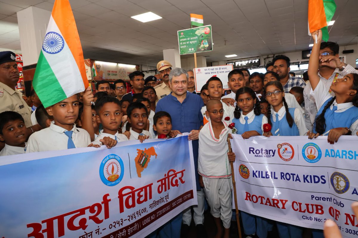 RailMinIndia's tweet photo. Hon’ble MR Shri @AshwiniVaishnaw shares a joyful moment with school children, at Nasik Road Railway Station, Maharashtra. https://t.co/IQCahXxFFa