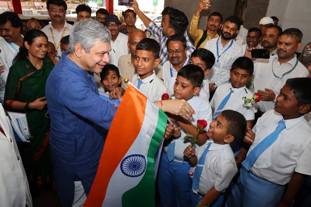 RailMinIndia's tweet photo. Hon’ble MR Shri @AshwiniVaishnaw shares a joyful moment with school children, at Nasik Road Railway Station, Maharashtra. https://t.co/IQCahXxFFa