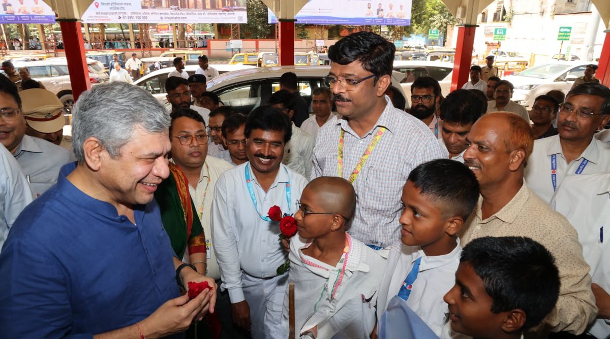 RailMinIndia's tweet photo. Hon’ble MR Shri @AshwiniVaishnaw shares a joyful moment with school children, at Nasik Road Railway Station, Maharashtra. https://t.co/IQCahXxFFa