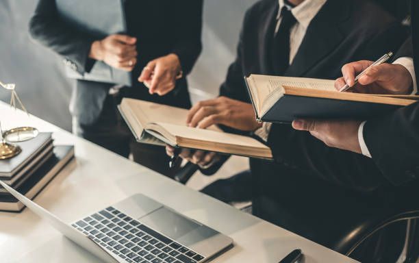 In 2025, #LegalTeams is poised for a major shift as nearly all general counsels plan to incorporate generative AI tools into their budgets. This move is driven by the expectation of significant efficiencies and cost savings. See here: shorturl.at/FHG84
