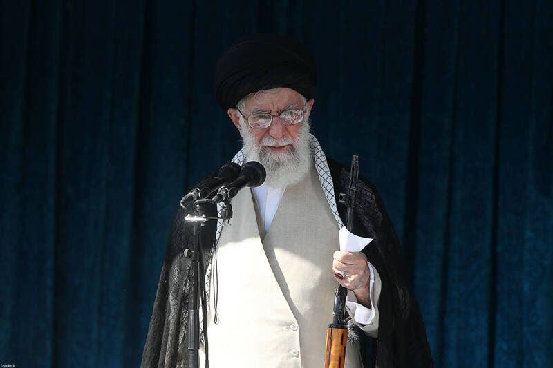 za_sadat_irani's tweet photo. امام خامنه‌ای: باید از برادرم، عزیزم، مایه افتخارم، رهبر بزرگوار، نگین درخشان لبنان، شهید سید حسن نصرالله، تجلیل کرد.🖤

پ.ن: یکیم نداریم اینجوری تحویلمون بگیره🥲💔 #لبیک_یا_خامنه_ای
#نماز_نصر https://t.co/MhxfPoz40k
