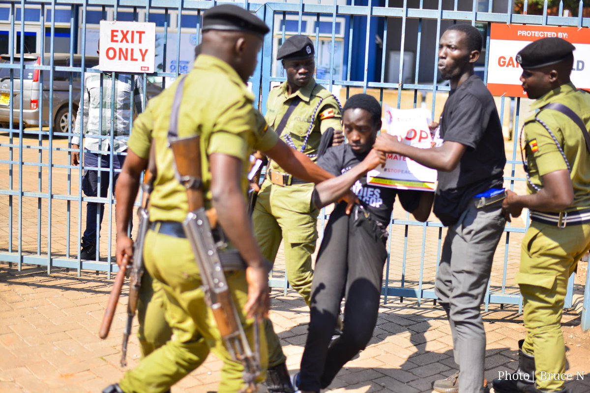 JusticeUg256's tweet image. Early today as we matched to the EU offices, two of our students were arrested by the police as we delivered a petition to the @EUinUG. We demand for their unconditional release. #StopFossilSubsidies @stopfossilsubs