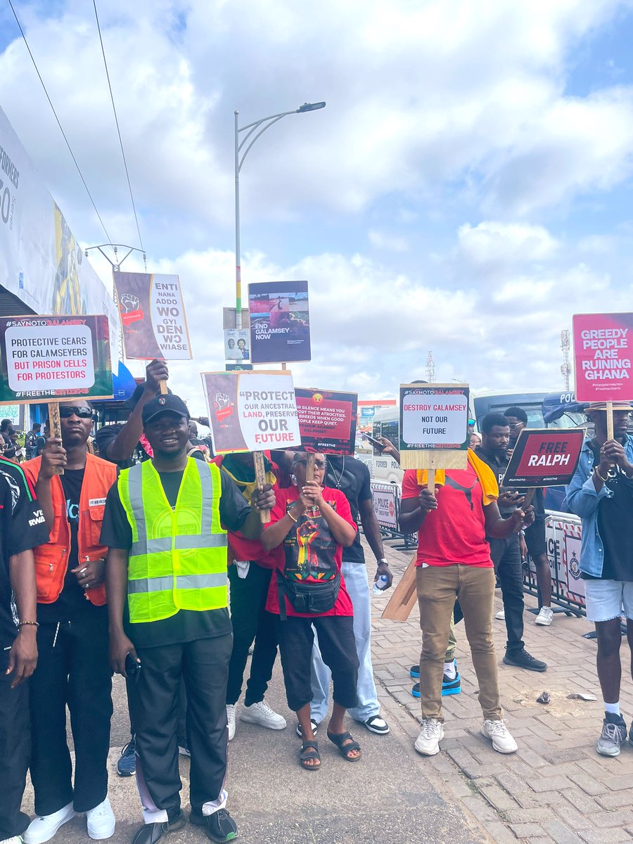 niilexis's tweet image. 📍When we mention brave women, please make sure to add this woman’s name. Let her bravery and courage be well documented.

#StopGalamseyNow #FreeTheCitizens