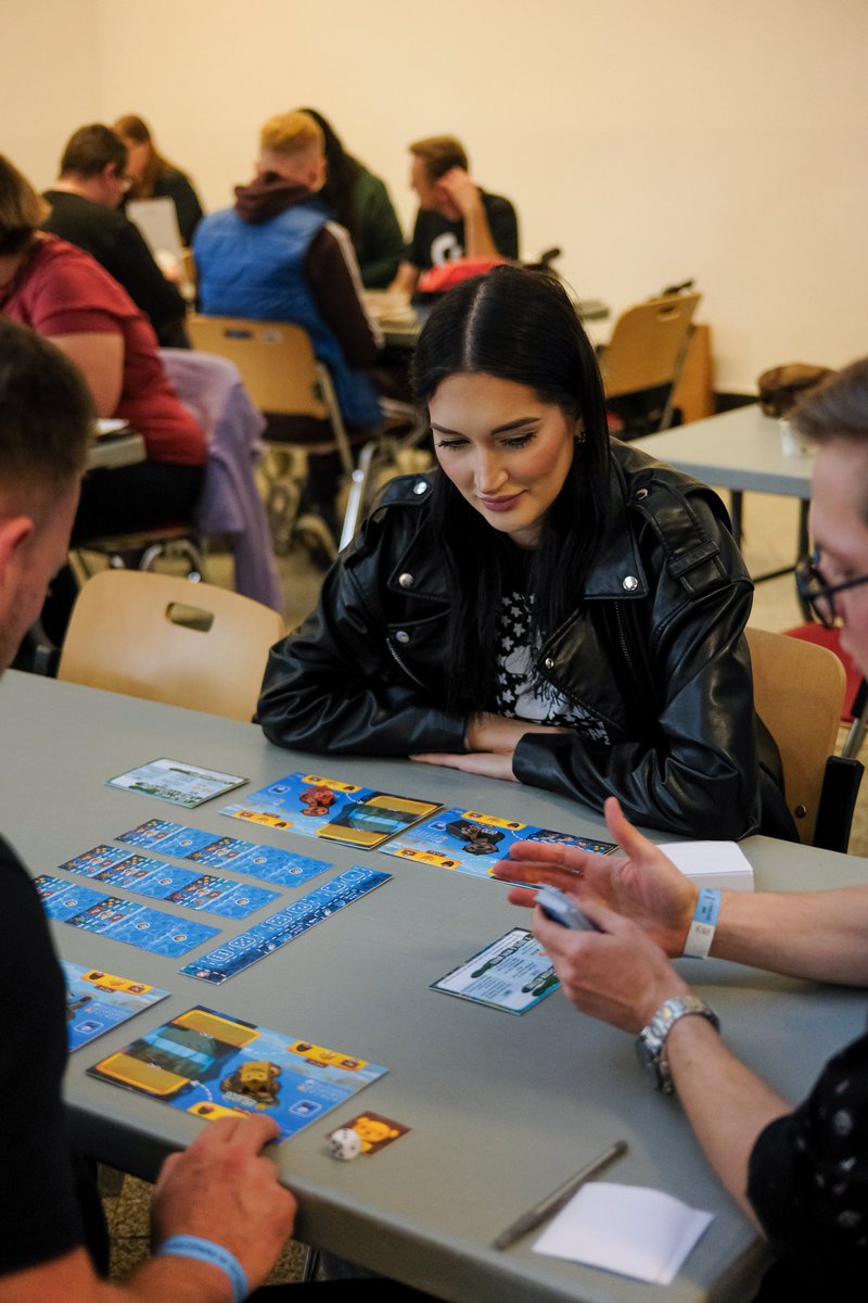 kamismakesgames's tweet photo. Day 2 of Planszówki w Spodku may have been shorter, but it was packed with 2-player oceanic duels and new friends (shoutout to an unexpected Muggle & her crew)! 🌊🦦 Also great to demo Tide & Tangle to fellow designers!
#TideAndTangle #IndieGames #BoardGames #Kickstarter https://t.co/OcJ6W4ys3g