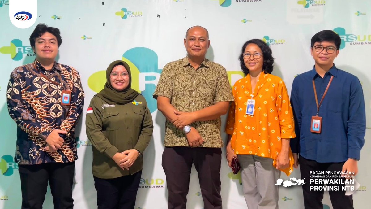 bpkp_ntb's tweet photo. Hai Sobwas Terdepan,

Sebagaimana tercantum dalam UU 40/2004 Tentang Sistem Jaminan Kesehatan Nasional, Jaminan Kesehatan Nasional merupakan komponen penting yang memiliki tujuan menjamin peserta memperoleh manfaat pemeliharaan kesehatan serta perlindungan memenuhi kebutuhan dasar kesehatan.

Selaras dengan tagline”Hadir Bermanfaat”, pada akhir September 2024 Tim Bidang IPP Perwakilan BPKP NTB melakukan kegiatan evaluasi atas transformasi pembiayaan kesehatan pada Kabupaten Sumbawa Triwulan III tahun 2024 di Dinas Kesehatan Kabupaten Sumbawa dan RSUD Kabupaten Sumbawa.

Dalam evaluasi ini, tim melakukan pengecekan kriteria Capaian Universal Health Coverage (UHC) daerah, kepesertaan aktif JKN, dana kapitasi pada puksesmas-puskesmas se-Kabupaten Sumbawa, hingga kesiapan RSUD dalam menerapkan KRIS JKN. Tidak hanya itu, wawancara juga dilakukan kepada pasien JKN serta Non-JKN terkait pelayanan yang didapat dari Rumah Sakit dan preferensi Willingness To Pay (WTP)- Ability To Pay (ATP) peserta JKN.

Evaluasi ini bertujuan untuk memberikan keyakinan terbatas bahwa sistem pembiayaan kesehatan telah dijalankan secara akuntabel, konvergen, efisien, dan efektif sesuai dengan ketentuan dalam rangka memperkuat ketahanan kesehatan nasional.

#bpkpntbterdepan
#InfoPengawasan
#HadirBermanfaat