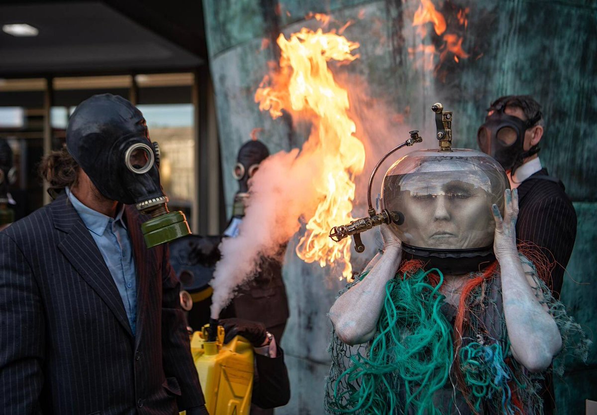 oceanrebellion's tweet photo. A thread 1/5
Today, at the UN International Maritime Organisation, artists staged a powerful protest against #LNG. A drowning ocean goddess symbolizes the dire threat LNG poses to our oceans. #MEPC82 must act now. #SayNoToLNG #SaveOurSeas @OceanRebellion 🌊 https://t.co/4G8byJiQKS