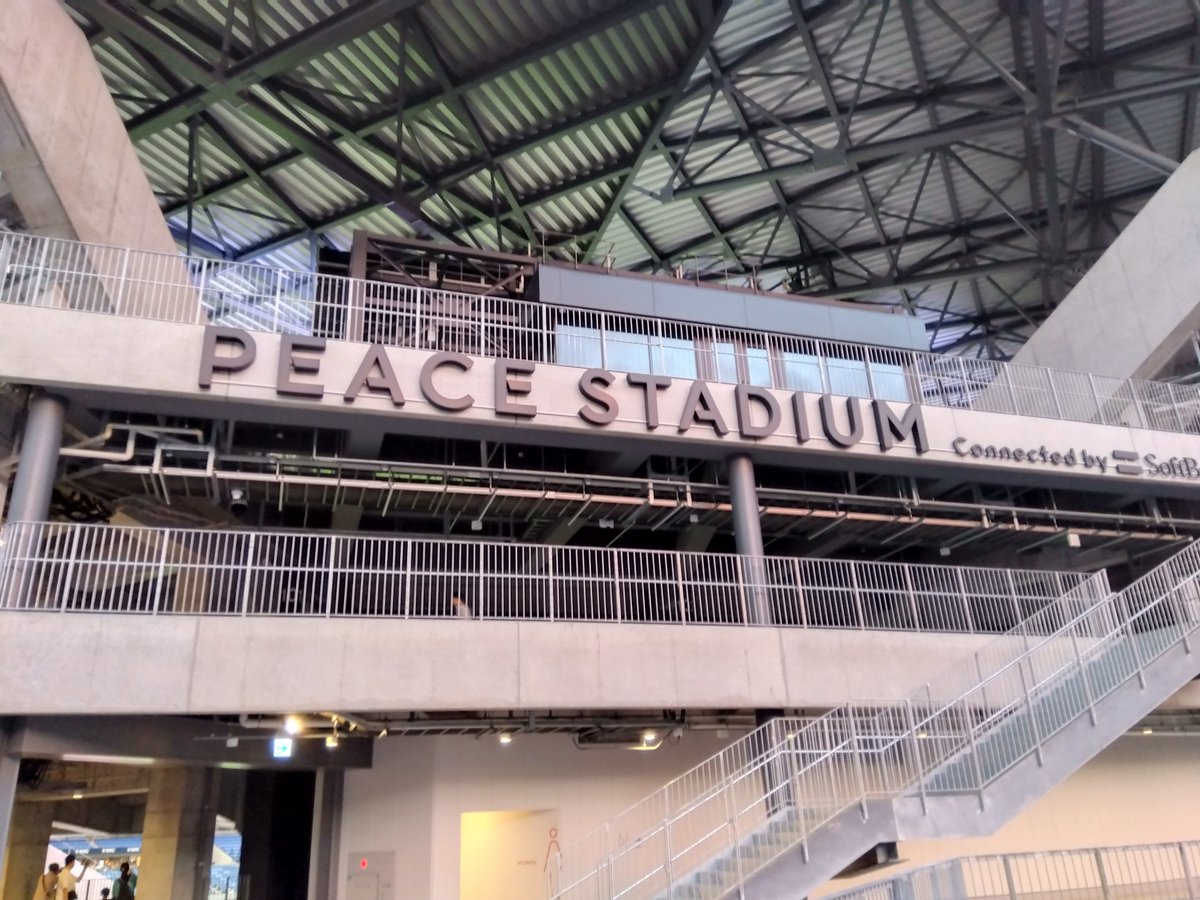 tachyon0810's tweet photo. バスケ長崎ヴェルカの開幕戦来たよ。今日がハピネスアリーナこけら落とし。サッカーピーススタジアムのヴィファーレンは��さってらしい。さすがジャパネット様、臨場感あふれる素晴らしいアリーナだ。 https://t.co/UaiepYZe87