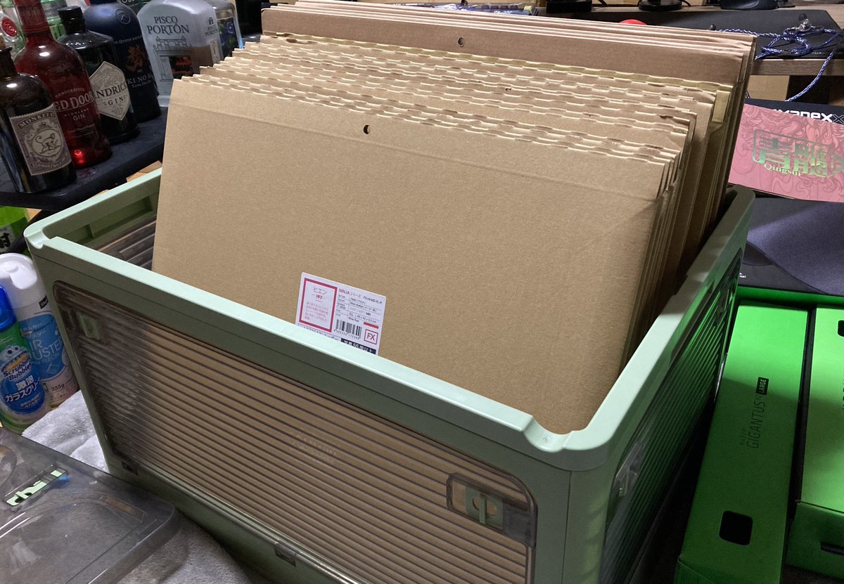 1484TaSuC's tweet photo. 幅60cmの収納ボックスは見つかっても高さ55cm以上が出てこないからマウスパッドの整頓が捗らないのだ https://t.co/avmYCB838G