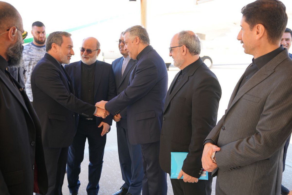 N_Rezvaneh's tweet photo. رهبر انقلاب در جای تعیین شده نماز میخواند.
وزیر امور خارجه هم به بیروت می رود.
امروز دنیا از این شجاعت شگفت زده شده!
#بیروت
#نمازجمعه https://t.co/X5wqGJzps9