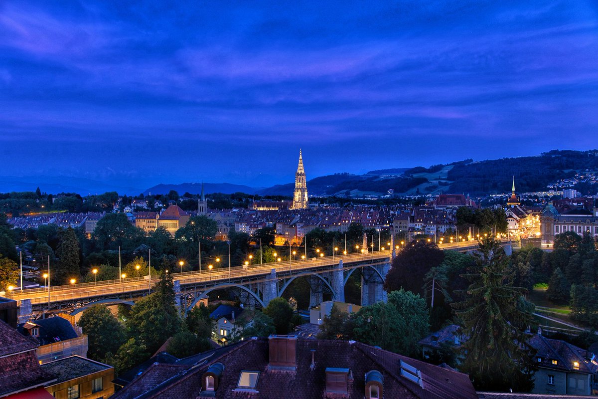 EditionStahl's tweet photo. Die Kornhausbrücke ist nach dem Berner Kornhaus benannt und führt vom Kornhausplatz, an dem neben dem Kornhaus unter anderem das Stadttheater Bern liegt, zum Viktoriaplatz und ist 382 m lang. https://t.co/xe66AhDNFO