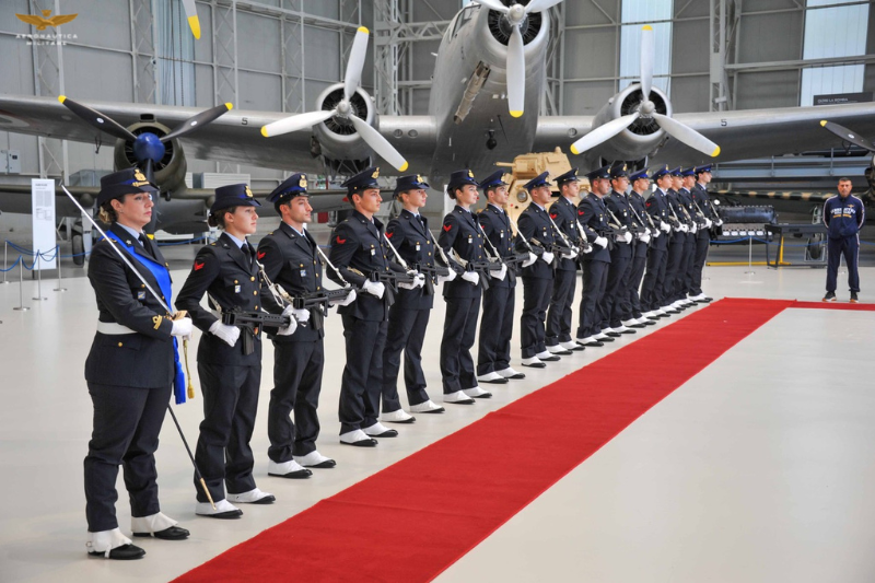 ItalianAirForce's tweet photo. Ieri a Vigna di Valle (RM) 15 nuovi atleti del Centro Sportivo dell'#AeronauticaMilitare hanno giurato fedeltà alla Repubblica Italiana e alle sue Istituzioni. 

 Benvenuti nella nostra famiglia! ✈️ 🇮🇹 

#latuasquadrachevola https://t.co/ywhVQ2c2aC
