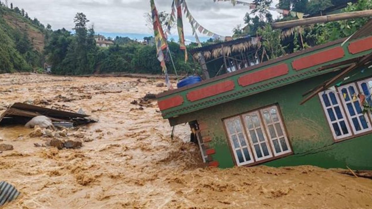 danskrodekors's tweet photo. Voldsomme ødelæggelser i Nepal efter landet blev ramt af store oversvømmelser. Kolleger fra @NepalRedCross knokler for at hjælpe de mange berørte. Fra @danskrodekors støtter vi med 1 mio. kr. 

Tak til Ole Kirk's Fond for at støtte vores katastrofearbejde! #dkaid #dkmedier https://t.co/MmjUutc7uZ