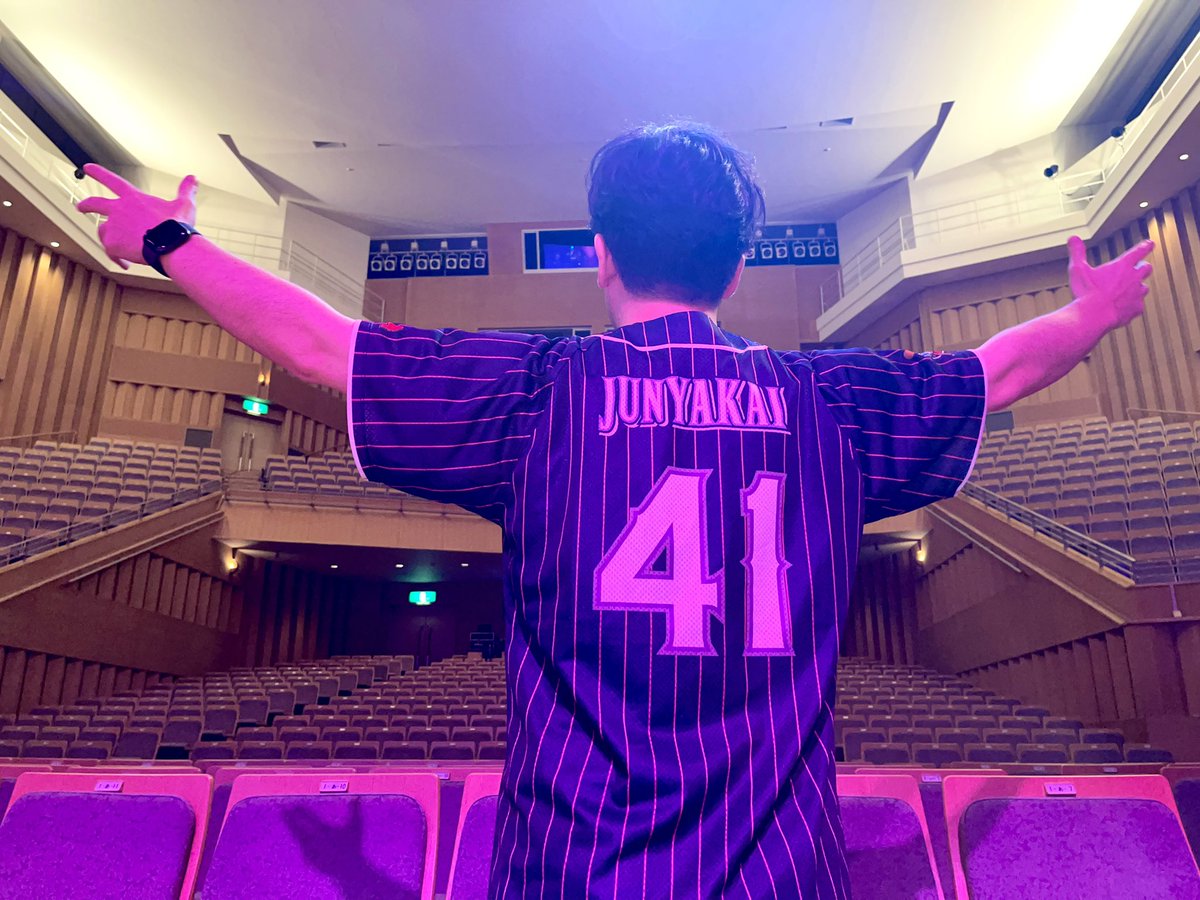 Junya_1983ngsk's tweet photo. 本日は函館芸術ホール
Lowland Jazz の��ーカルとMCです。

リハ用に、初めて袖を通す
世界に一つだけの純夜会ベースボールシャツ

歌唱指導を担当したミュージカル
「キャッチ・ミー・イフ・ユー・キャン」の
岩本照 座長からいただいたもの。
デザインはキャストの皆さん！

ピンストライプを身につけて頑張る🔥

#lowlandjazz #純夜会
