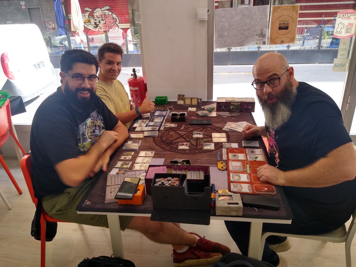 bazar_iglesias's tweet image. Nos encanta AHLCG pero, seamos sinceros, si juegas mucho se te puede quedar este careto... TENED CUIDADO. ¡Y apuntaros a nuestra liga!