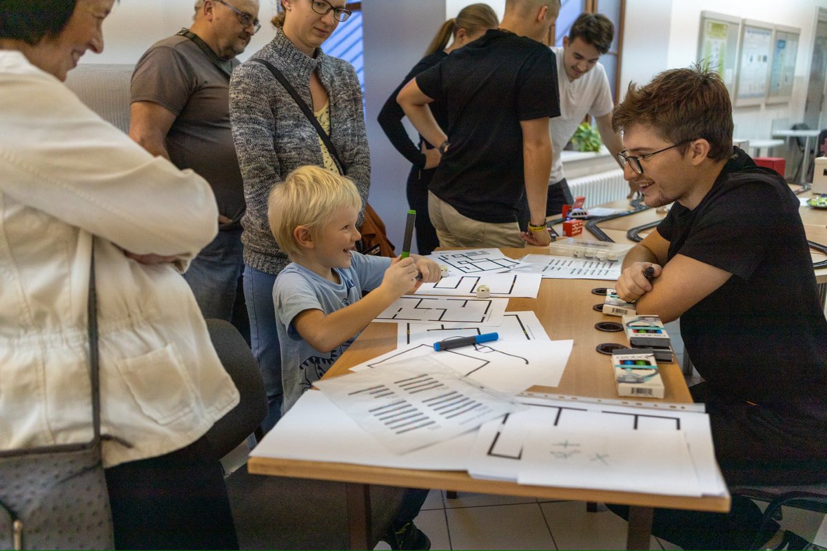 👨‍🔬<a href="/nocvedcuCZ/">Noc vědců</a> se tentokrát uskutečnila s názvem Proměny a u nás těmito proměnami prošly v pátek 27. září večer více než tři stovky zájemců. 🔎Ti poznávali proměny přírody, krajiny, lidského těla, robotických hraček, reklamy, výtvarného projevu, matematických úkolů… Děkujeme!🧡