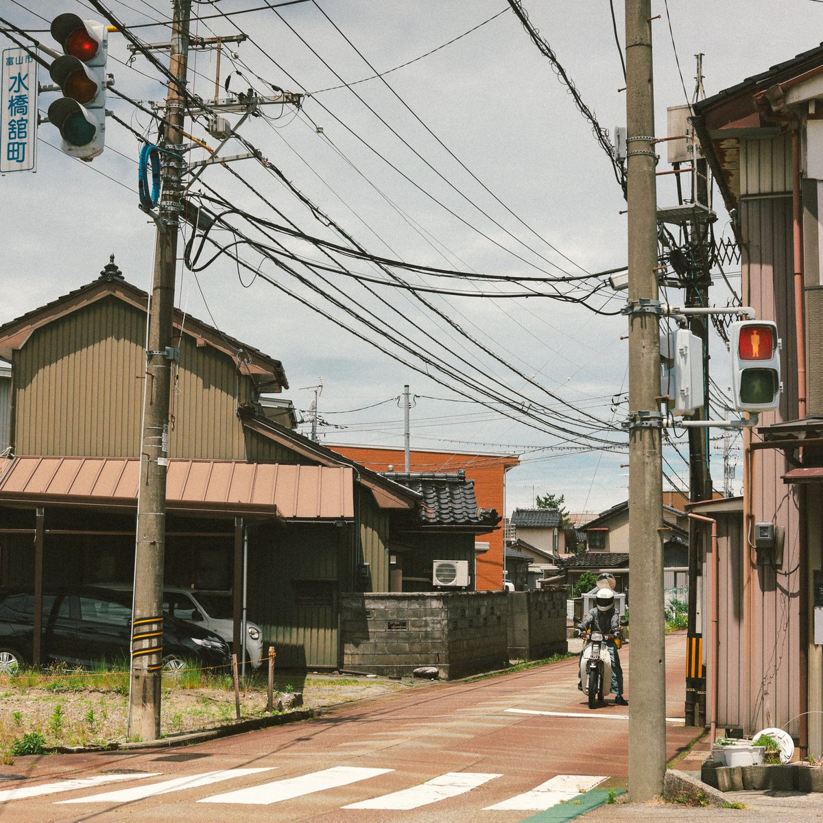 toratabix's tweet photo. 今朝のひとり旅は、富山県、水橋。
母方の一族が住んでいた水橋へ６月に旅行をした時のこと。実は水橋は北前船の寄港地で遊郭街だった。母の祖母は髪結いをしており、花街のお姉さん方の相手をしていたのだそう。なるほど旅館の跡や丸窓のある家が見られた。
🗾https://t.co/wOgk3kl1fr https://t.co/tFZiMoVJ9T