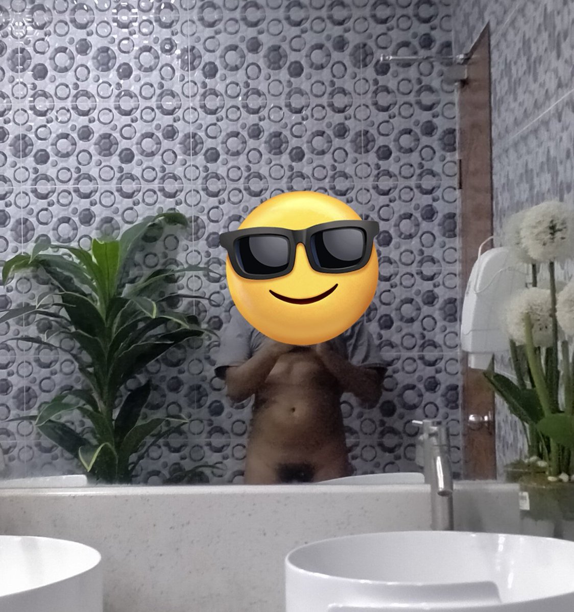 TripperSJDM's tweet image. @ builders 

tamang mirror selfie habang naka hubad 😆

#alterSJDM