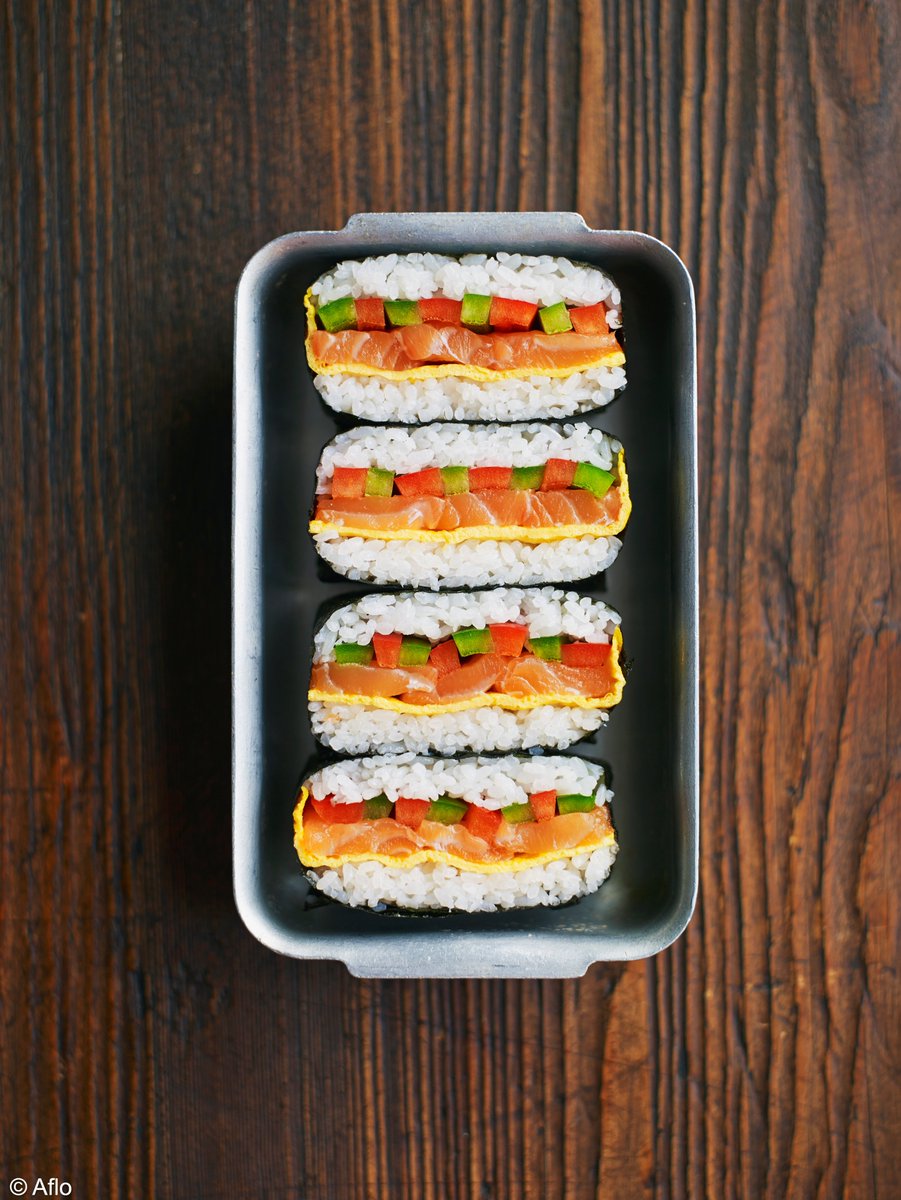 Avez-vous déjà entendu parlé de l'onigirazu ? Il s'agit d'un "sandwich" à base de riz et divers ingrédients enveloppés d'une feuille d'algue nori 🍙🇯🇵 

Il s'intègre parfaitement dans les bento et permet de faire appel à sa créativité tout en se régalant !😋