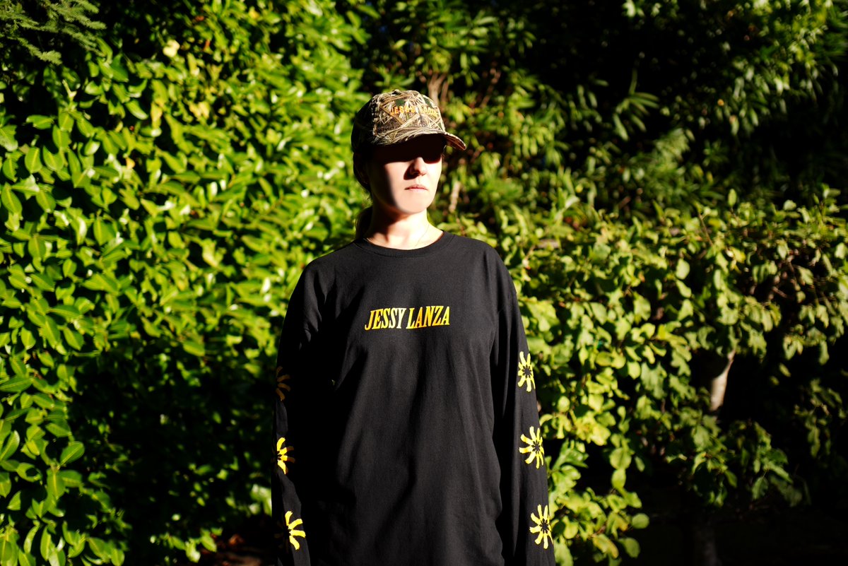 Hyperdub's tweet photo. It's @bandcamp friday -  remember we still have that beautiful limited Burial Untrue 20th Anniversary Upgrade, Fun new @jessy_lanza merch, Burial merch, the new Flatlines releases:
https://t.co/v5VbMkmfeT
Flatlines: https://t.co/IzNBfYOjb1 https://t.co/P9fmc6VY6u